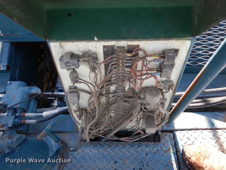 image for item DN6272 1996 Bear Cat 2002  chip spreader