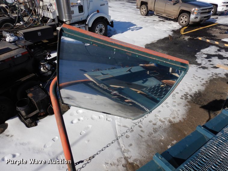 image for item DN6272 1996 Bear Cat 2002  chip spreader