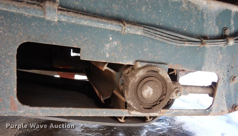 image for item DN6272 1996 Bear Cat 2002  chip spreader