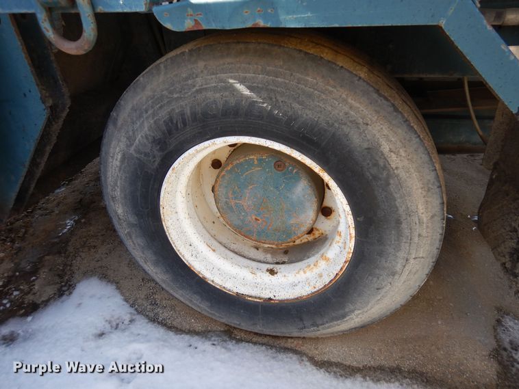 image for item DN6272 1996 Bear Cat 2002  chip spreader