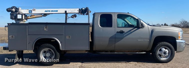image for item DN8153 2009 Chevrolet Silverado 3500HD  utility bed pickup truck