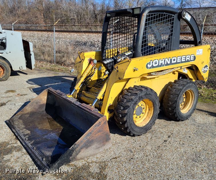 2000 John Deere 240 skid steer loader in Jonesboro, AR Item DO3539