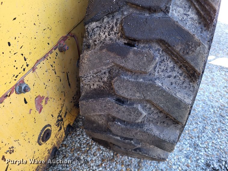 image for item DO3539 2000 John Deere 240  skid steer loader