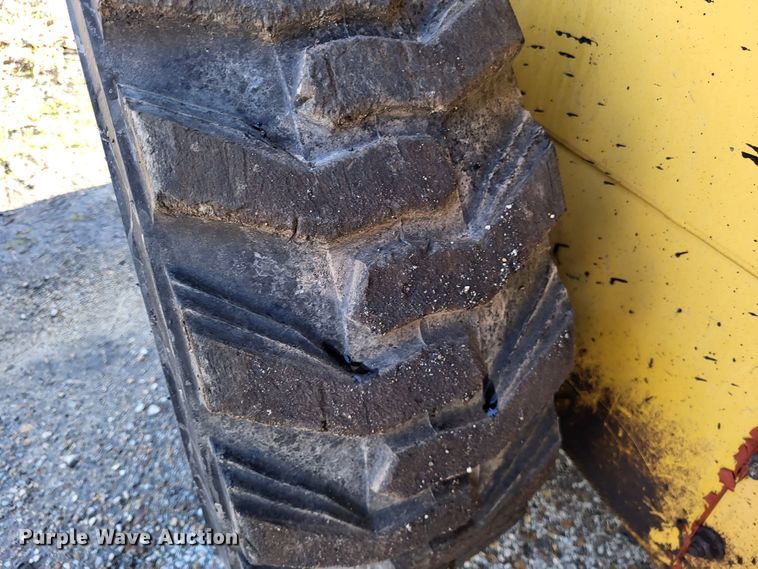 image for item DO3539 2000 John Deere 240  skid steer loader