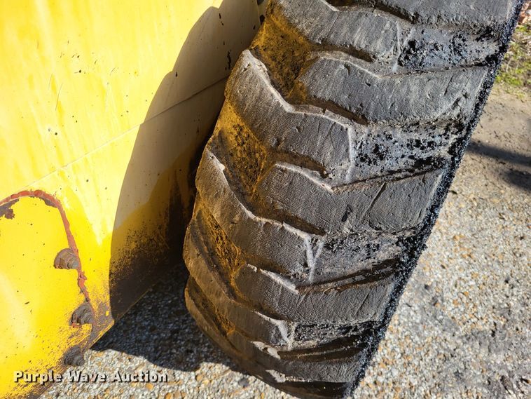 image for item DO3539 2000 John Deere 240  skid steer loader