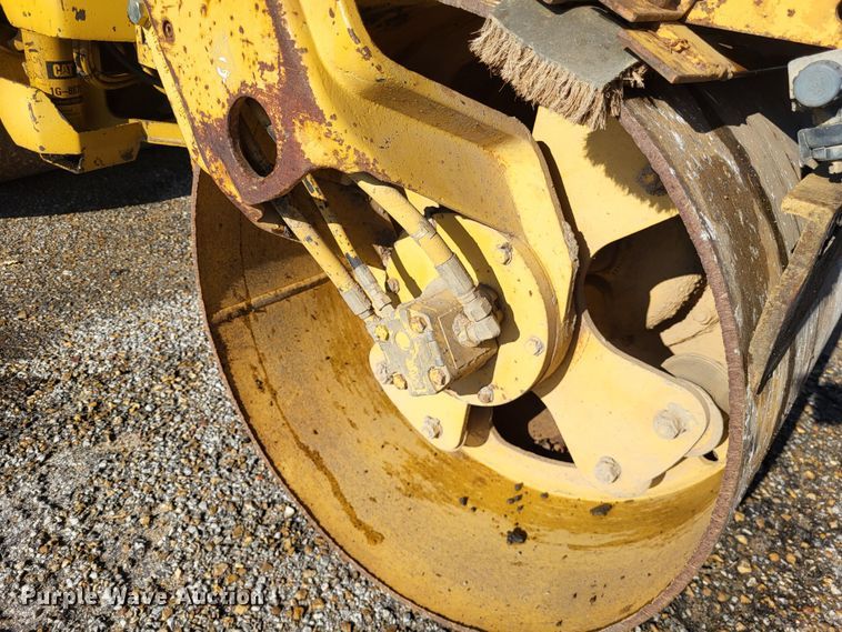 image for item DO3540 1995 Caterpillar CB224C  double drum vibratory roller