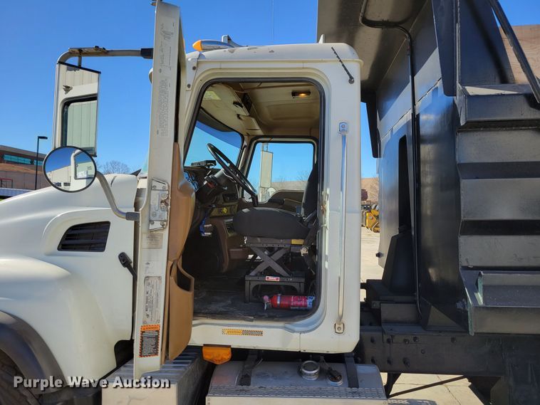 image for item DO4170 2002 Mack CV713 Granite  dump truck