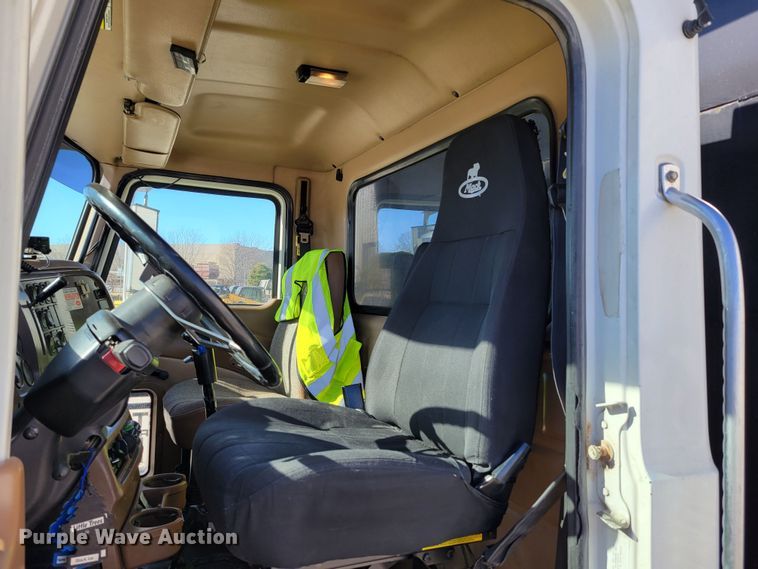 image for item DO4170 2002 Mack CV713 Granite  dump truck