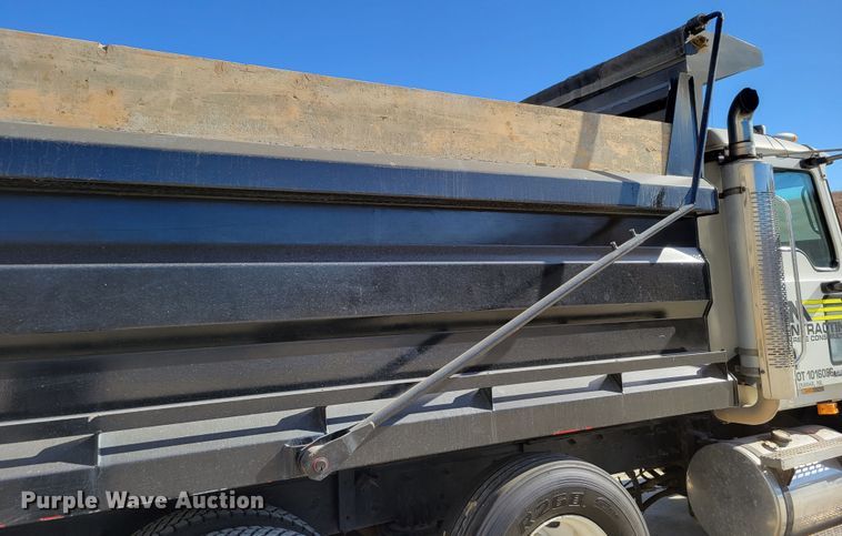 image for item DO4170 2002 Mack CV713 Granite  dump truck