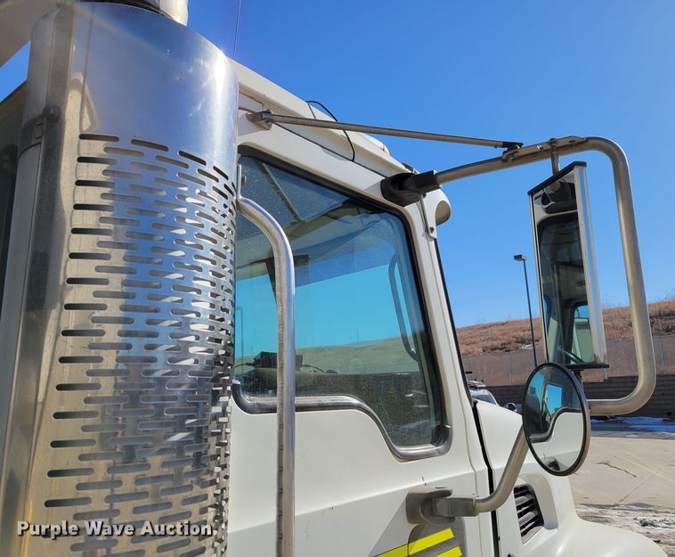 image for item DO4170 2002 Mack CV713 Granite  dump truck