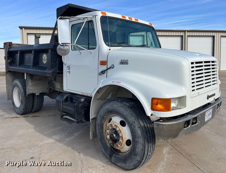 image for item DP0465 1999 International 4700  dump truck