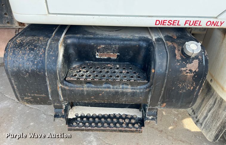 image for item DP0465 1999 International 4700  dump truck