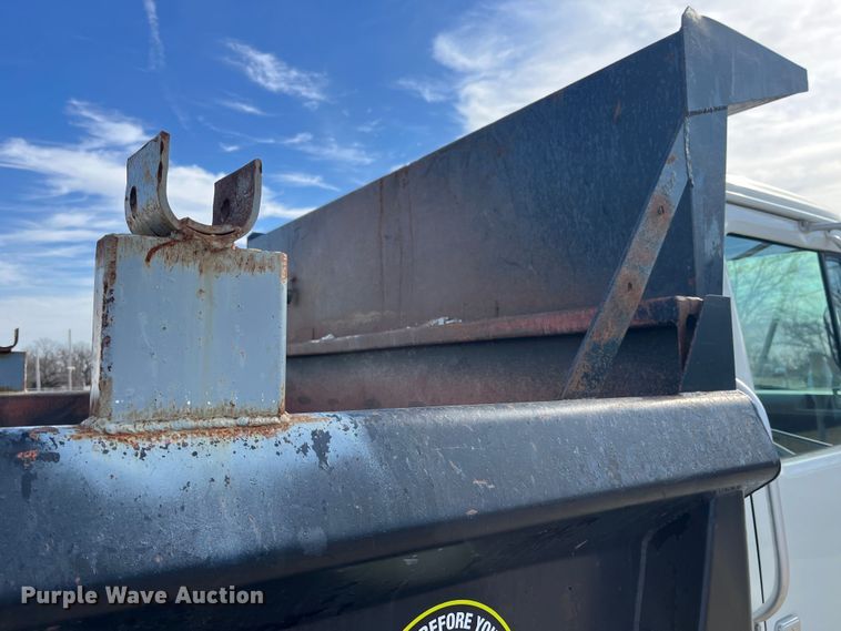 image for item DP0465 1999 International 4700  dump truck