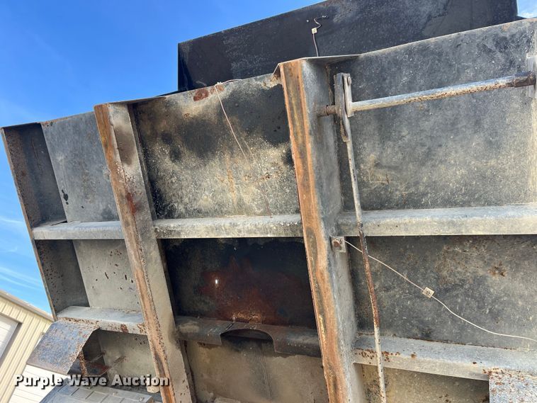 image for item DP0465 1999 International 4700  dump truck