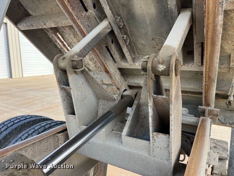 image for item DP0465 1999 International 4700  dump truck