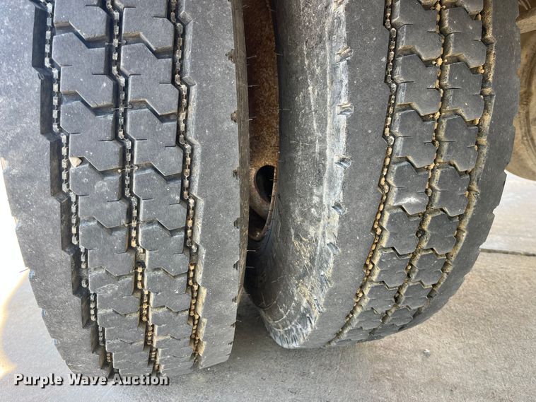 image for item DP0465 1999 International 4700  dump truck