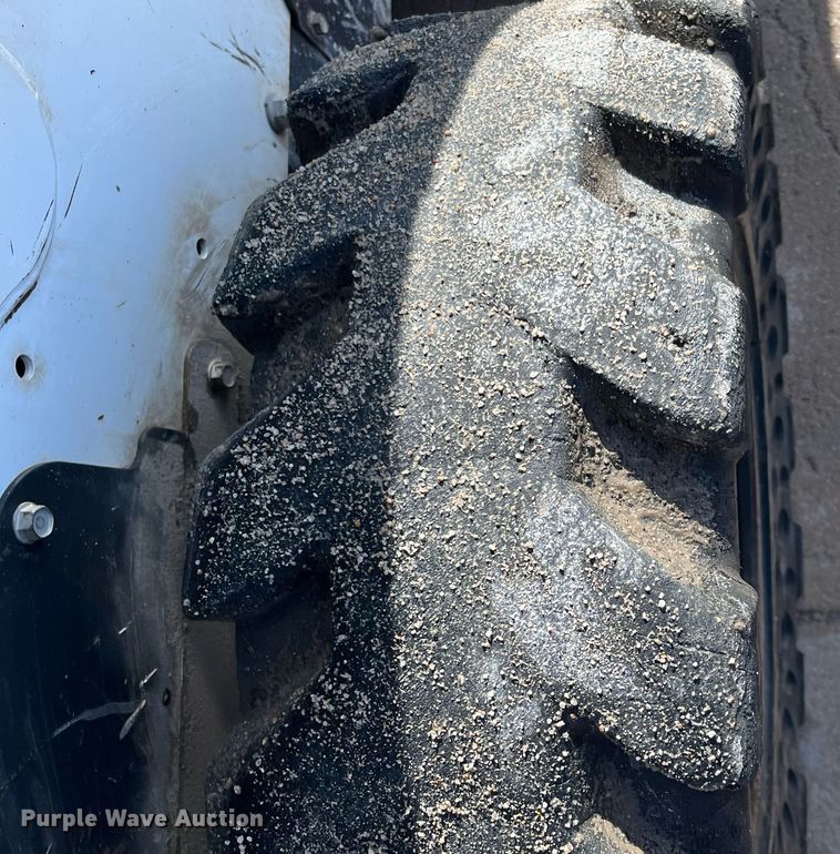 image for item DQ3972 2017 Bobcat S550  skid steer loader