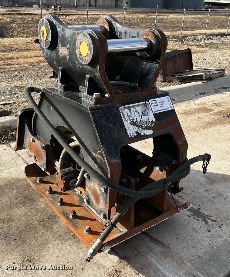 image for item DQ3979 Caterpillar CVP110  plate compactor