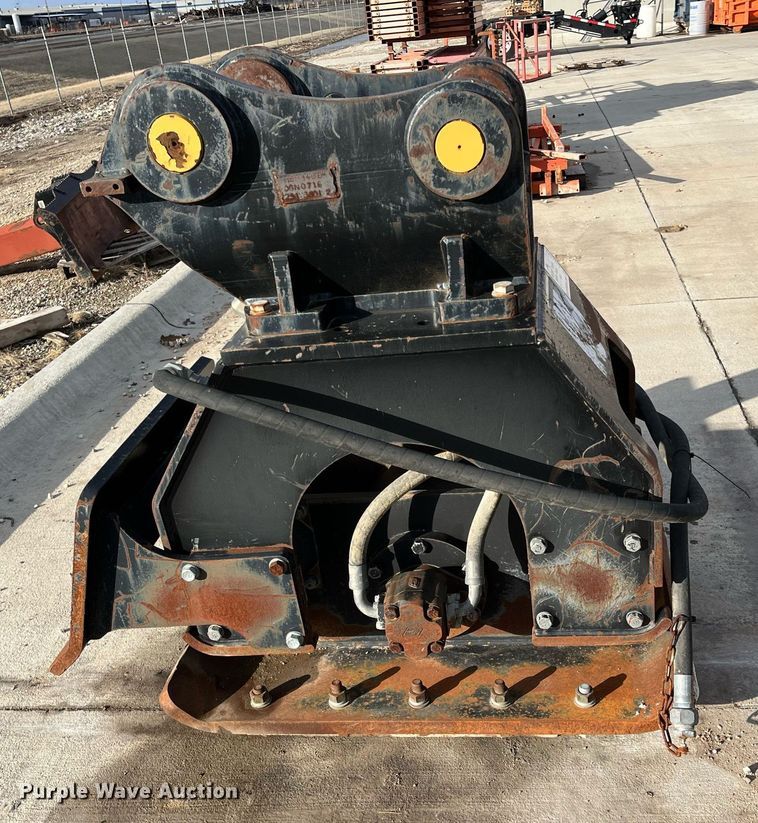 image for item DQ3979 Caterpillar CVP110  plate compactor