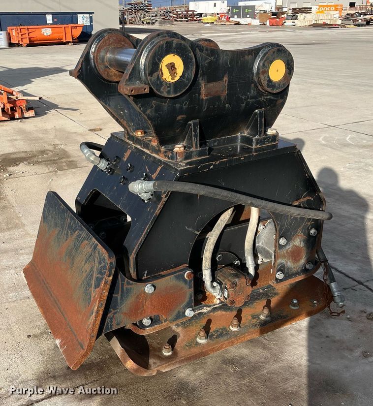 image for item DQ3979 Caterpillar CVP110  plate compactor