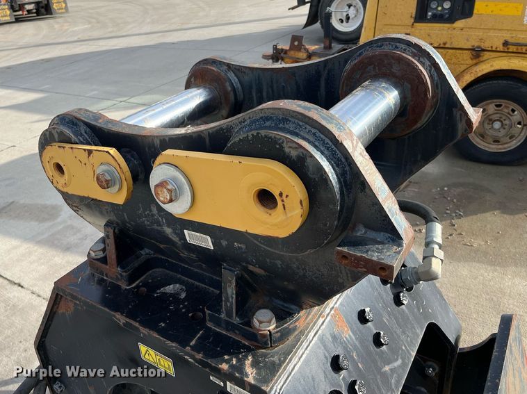 image for item DQ3979 Caterpillar CVP110  plate compactor