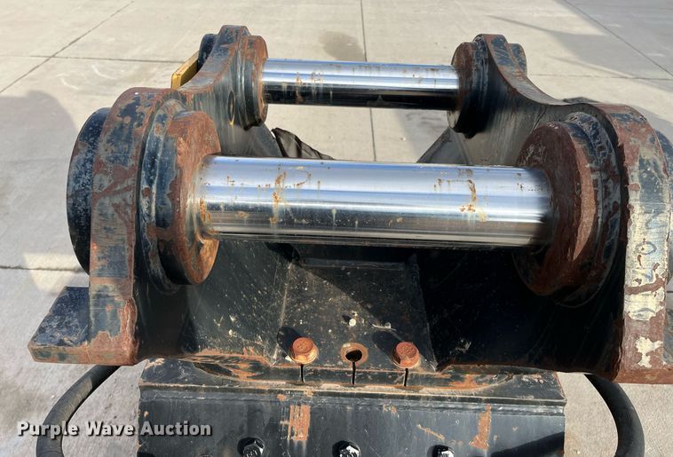 image for item DQ3979 Caterpillar CVP110  plate compactor