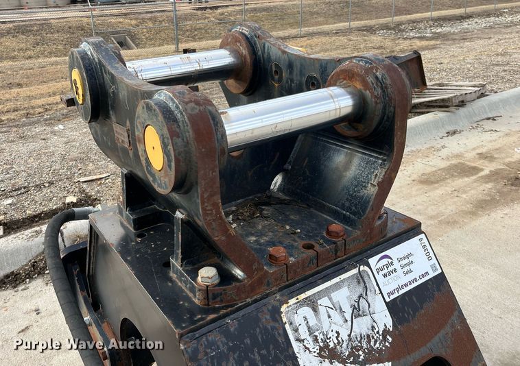 image for item DQ3979 Caterpillar CVP110  plate compactor