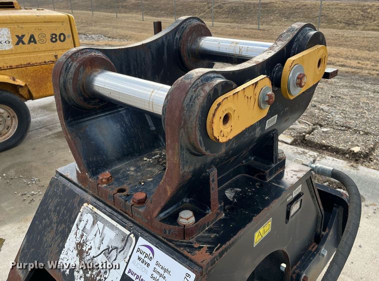 image for item DQ3979 Caterpillar CVP110  plate compactor