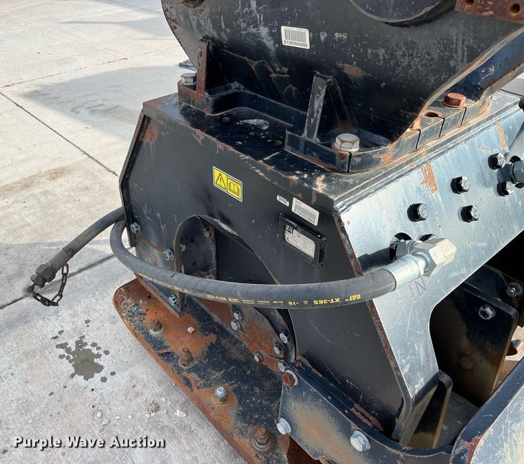 image for item DQ3979 Caterpillar CVP110  plate compactor