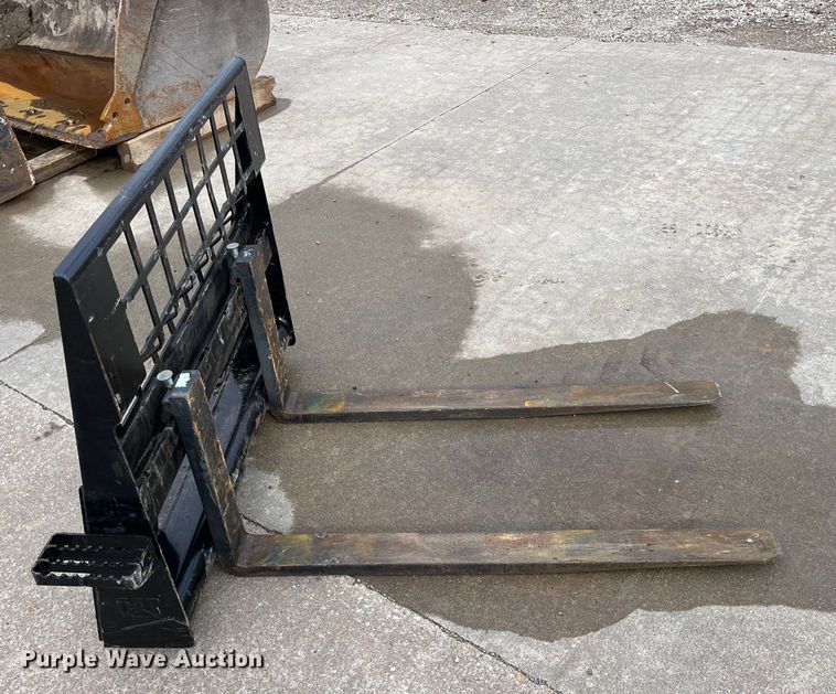 image for item DQ3986 Caterpillar 351-9371  skid steer forks