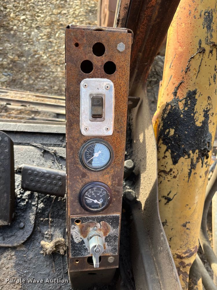 image for item DQ5113 1984 Caterpillar 225  excavator