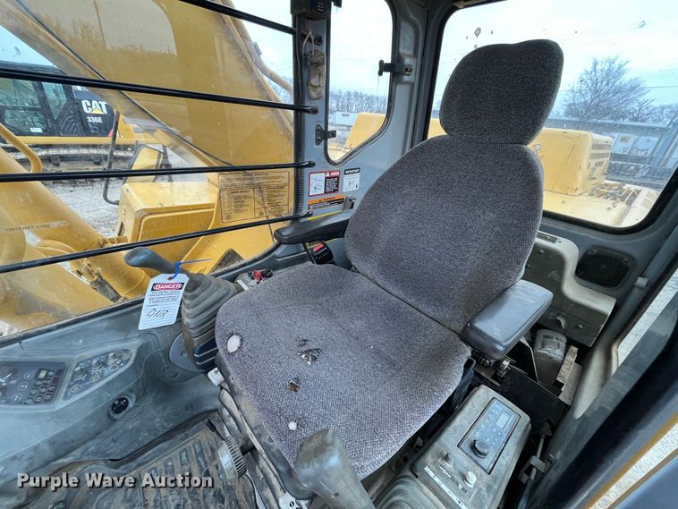 image for item DR7446 2000 John Deere 330LC  excavator