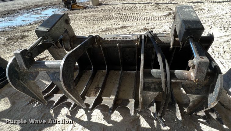 image for item ID9448 Bobcat  82" W skid steer grapple bucket