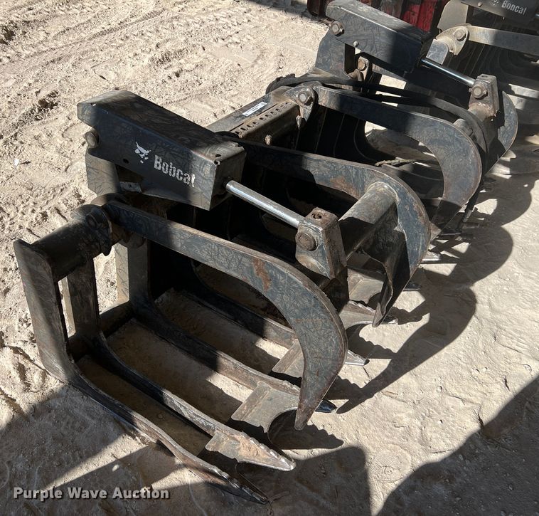 image for item ID9448 Bobcat  82" W skid steer grapple bucket