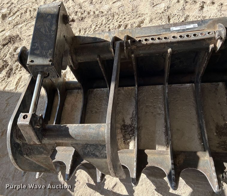 image for item ID9448 Bobcat  82" W skid steer grapple bucket