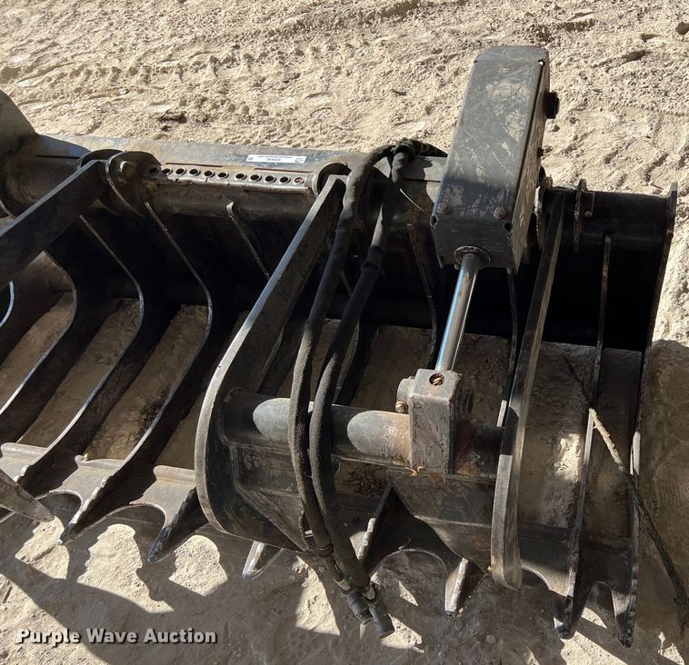 image for item ID9448 Bobcat  82" W skid steer grapple bucket