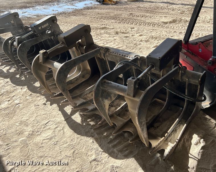 image for item ID9449 Bobcat  82" W skid steer grapple bucket