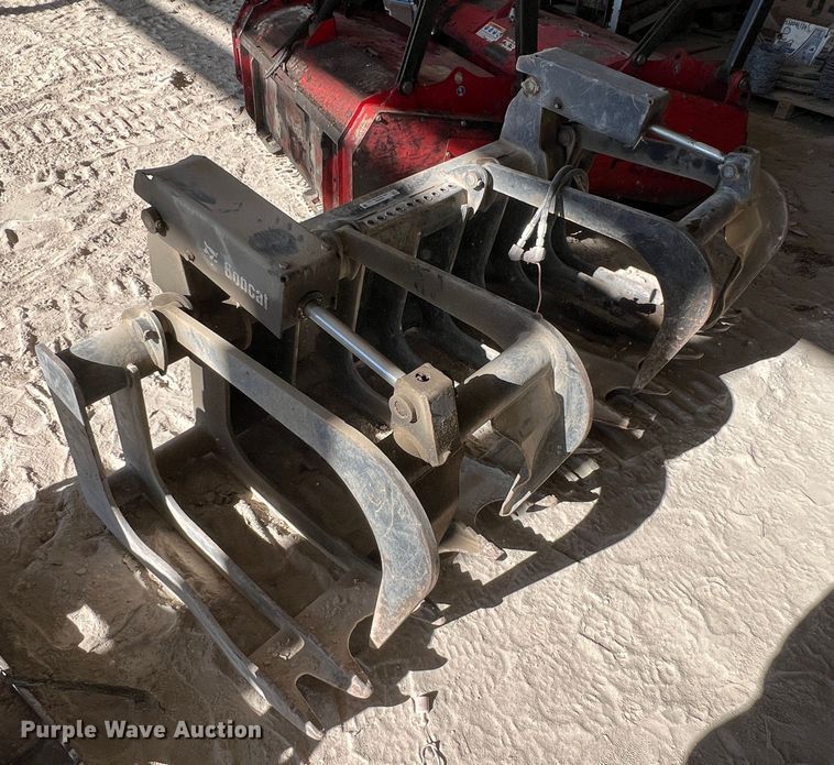 image for item ID9449 Bobcat  82" W skid steer grapple bucket