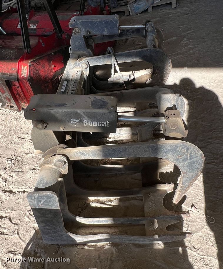 image for item ID9449 Bobcat  82" W skid steer grapple bucket