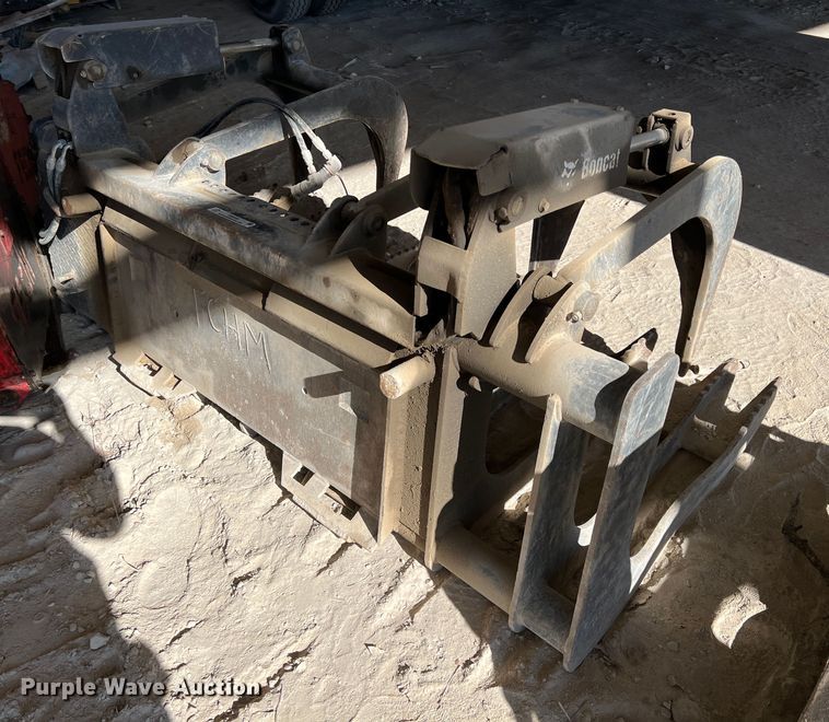 image for item ID9449 Bobcat  82" W skid steer grapple bucket