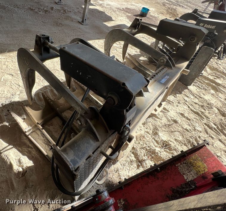image for item ID9449 Bobcat  82" W skid steer grapple bucket