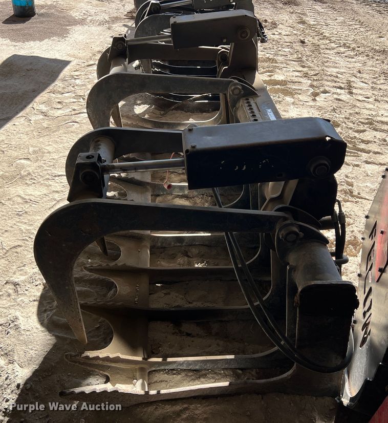 image for item ID9449 Bobcat  82" W skid steer grapple bucket