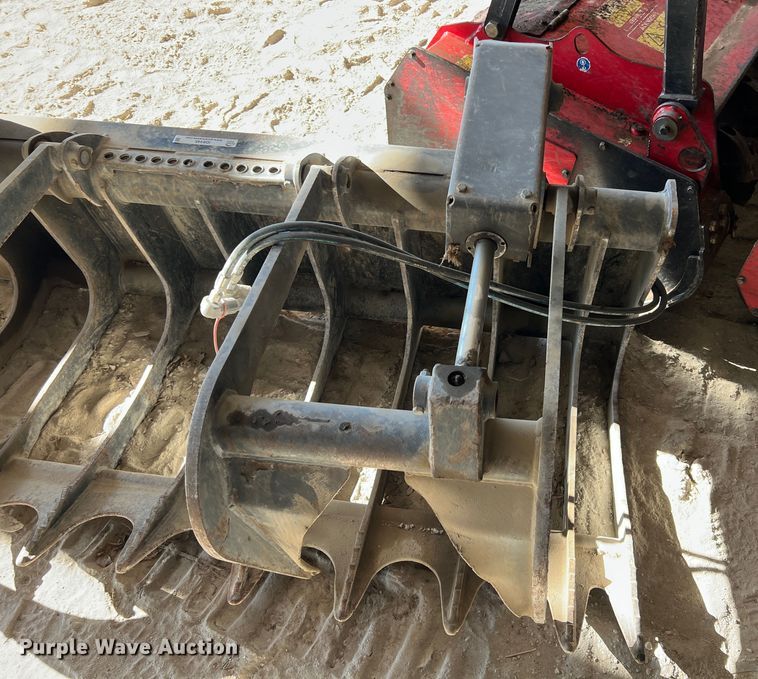 image for item ID9449 Bobcat  82" W skid steer grapple bucket