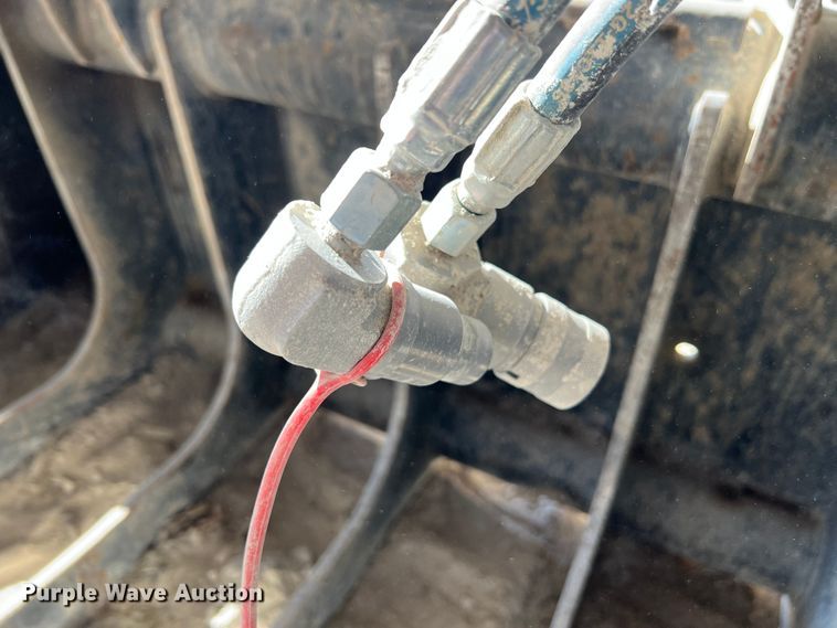 image for item ID9449 Bobcat  82" W skid steer grapple bucket