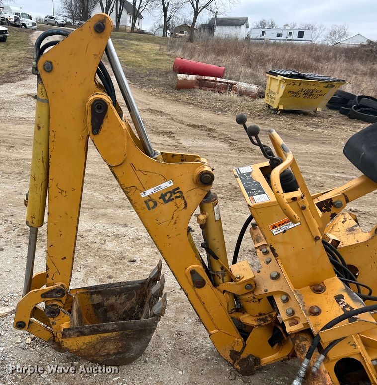 image for item JU9670 Case H939218 D125  skid steer backhoe