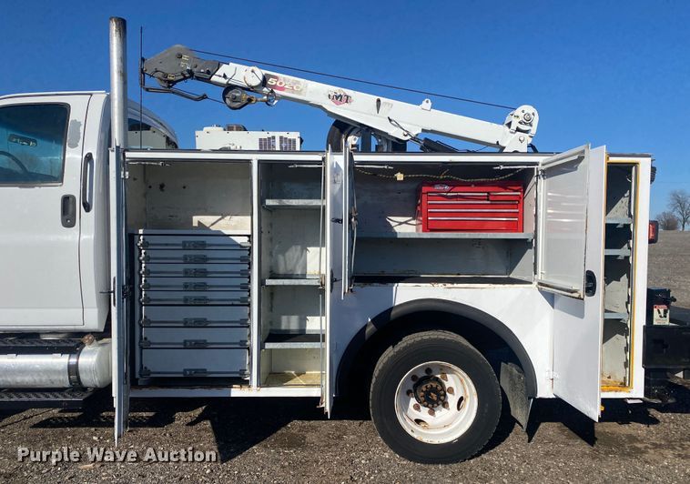 image for item JW9184 2006 GMC C6500  utility / service truck