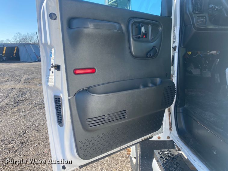 image for item JW9184 2006 GMC C6500  utility / service truck