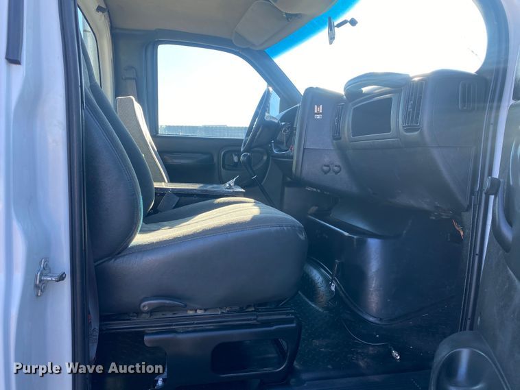 image for item JW9184 2006 GMC C6500  utility / service truck