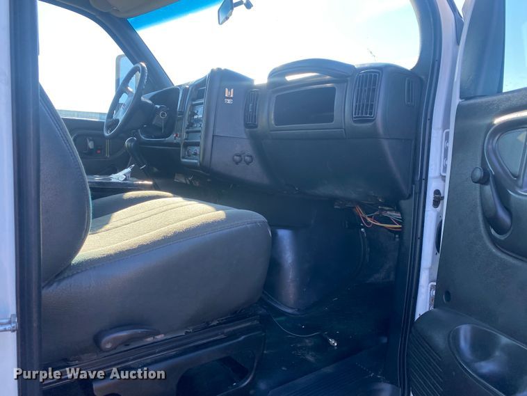 image for item JW9184 2006 GMC C6500  utility / service truck