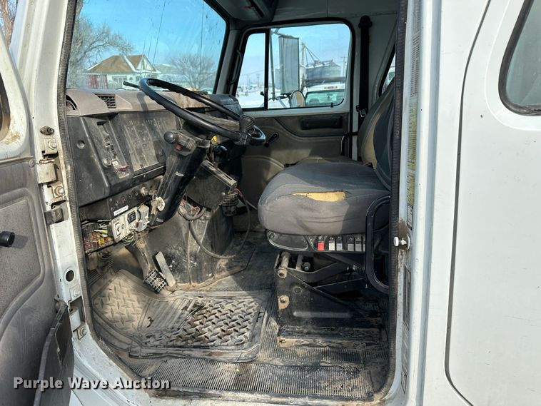 image for item LT9346 1999 International 4700  Crew Cab utility / service truck